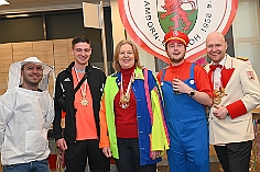 Kinderkarnevalszug 2024-02-11 48  Am Kinderkarnevalszug  - Im Hamborner Rathaus wurde Teneriffas Blumenkönigin Selene mit ihrem Gefolge und einer Abordnung der Düsseldorfer Ehrengarde empfangen. Danach bejubelten wir von der Bühne an der Sparkasse dem 60. Kinderkarnevalszug und Kinderprinzencrew zu. : DVPJ, Matthias I, Leonardo I., Prinz Karneval, Prinz, Prinzessin Milen aI., Hofmarschälle, Pagen, Paginnen, HDK, Duisburg, Karneval, Helau, Tollität, Event, Session 2023, Session 2024, HDK, Duisburg, Hauptausschuss