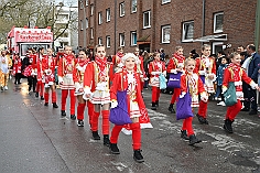 Kinderkarnevalszug 2024-02-11 50  Am Kinderkarnevalszug  - Im Hamborner Rathaus wurde Teneriffas Blumenkönigin Selene mit ihrem Gefolge und einer Abordnung der Düsseldorfer Ehrengarde empfangen. Danach bejubelten wir von der Bühne an der Sparkasse dem 60. Kinderkarnevalszug und Kinderprinzencrew zu. : DVPJ, Matthias I, Leonardo I., Prinz Karneval, Prinz, Prinzessin Milen aI., Hofmarschälle, Pagen, Paginnen, HDK, Duisburg, Karneval, Helau, Tollität, Event, Session 2023, Session 2024, HDK, Duisburg, Hauptausschuss