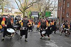 Kinderkarnevalszug 2024-02-11 52  Am Kinderkarnevalszug  - Im Hamborner Rathaus wurde Teneriffas Blumenkönigin Selene mit ihrem Gefolge und einer Abordnung der Düsseldorfer Ehrengarde empfangen. Danach bejubelten wir von der Bühne an der Sparkasse dem 60. Kinderkarnevalszug und Kinderprinzencrew zu. : DVPJ, Matthias I, Leonardo I., Prinz Karneval, Prinz, Prinzessin Milen aI., Hofmarschälle, Pagen, Paginnen, HDK, Duisburg, Karneval, Helau, Tollität, Event, Session 2023, Session 2024, HDK, Duisburg, Hauptausschuss