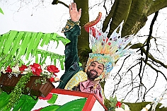 Kinderkarnevalszug 2024-02-11 55  Am Kinderkarnevalszug  - Im Hamborner Rathaus wurde Teneriffas Blumenkönigin Selene mit ihrem Gefolge und einer Abordnung der Düsseldorfer Ehrengarde empfangen. Danach bejubelten wir von der Bühne an der Sparkasse dem 60. Kinderkarnevalszug und Kinderprinzencrew zu. : DVPJ, Matthias I, Leonardo I., Prinz Karneval, Prinz, Prinzessin Milen aI., Hofmarschälle, Pagen, Paginnen, HDK, Duisburg, Karneval, Helau, Tollität, Event, Session 2023, Session 2024, HDK, Duisburg, Hauptausschuss