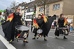 Kinderkarnevalszug 2024-02-11 58  Am Kinderkarnevalszug  - Im Hamborner Rathaus wurde Teneriffas Blumenkönigin Selene mit ihrem Gefolge und einer Abordnung der Düsseldorfer Ehrengarde empfangen. Danach bejubelten wir von der Bühne an der Sparkasse dem 60. Kinderkarnevalszug und Kinderprinzencrew zu. : DVPJ, Matthias I, Leonardo I., Prinz Karneval, Prinz, Prinzessin Milen aI., Hofmarschälle, Pagen, Paginnen, HDK, Duisburg, Karneval, Helau, Tollität, Event, Session 2023, Session 2024, HDK, Duisburg, Hauptausschuss