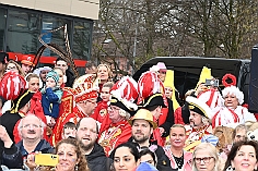 Kinderkarnevalszug 2024-02-11 66  Am Kinderkarnevalszug  - Im Hamborner Rathaus wurde Teneriffas Blumenkönigin Selene mit ihrem Gefolge und einer Abordnung der Düsseldorfer Ehrengarde empfangen. Danach bejubelten wir von der Bühne an der Sparkasse dem 60. Kinderkarnevalszug und Kinderprinzencrew zu. : DVPJ, Matthias I, Leonardo I., Prinz Karneval, Prinz, Prinzessin Milen aI., Hofmarschälle, Pagen, Paginnen, HDK, Duisburg, Karneval, Helau, Tollität, Event, Session 2023, Session 2024, HDK, Duisburg, Hauptausschuss