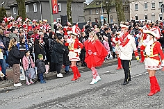 Kinderkarnevalszug 2024-02-11 68  Am Kinderkarnevalszug  - Im Hamborner Rathaus wurde Teneriffas Blumenkönigin Selene mit ihrem Gefolge und einer Abordnung der Düsseldorfer Ehrengarde empfangen. Danach bejubelten wir von der Bühne an der Sparkasse dem 60. Kinderkarnevalszug und Kinderprinzencrew zu. : DVPJ, Matthias I, Leonardo I., Prinz Karneval, Prinz, Prinzessin Milen aI., Hofmarschälle, Pagen, Paginnen, HDK, Duisburg, Karneval, Helau, Tollität, Event, Session 2023, Session 2024, HDK, Duisburg, Hauptausschuss