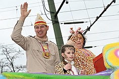 Kinderkarnevalszug 2024-02-11 78  Am Kinderkarnevalszug  - Im Hamborner Rathaus wurde Teneriffas Blumenkönigin Selene mit ihrem Gefolge und einer Abordnung der Düsseldorfer Ehrengarde empfangen. Danach bejubelten wir von der Bühne an der Sparkasse dem 60. Kinderkarnevalszug und Kinderprinzencrew zu. : DVPJ, Matthias I, Leonardo I., Prinz Karneval, Prinz, Prinzessin Milen aI., Hofmarschälle, Pagen, Paginnen, HDK, Duisburg, Karneval, Helau, Tollität, Event, Session 2023, Session 2024, HDK, Duisburg, Hauptausschuss