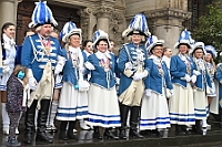 Rosenmontag 2024-02-12 012  Rosenmontag - Wecken, Rathaus, Zug, Abschied - Er war gekommen, der 12. Februar, letzter Tag der Prinzencrew 2024. In der Früh wird Prinz Matthias I., mit Böllerschüssen, vor dem WYNDHAM Hotel Duisburger Hof geweckt. Dann die Machtübernahme im Rathaus und OB Sören Link bittet zum Prinzenfrühstück. Prinz und Höfmarschälle erhalten „den STERN“ der ihren Namen trägt. Nun zum Innenhafen, wo auch in diesem Jahr der Rosenmontagszug startet. Ende im König-Pilsener-Festzelt, „Am Güterbahnhof“. Dann kommt er, der letzte Auftritt von uns, unter tosendem Applaus der anwesenden Narren. Danach danach die Verabschiedung ins „normale“ Leben.