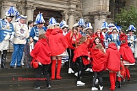 Rosenmontag 2024-02-12 013  Rosenmontag - Wecken, Rathaus, Zug, Abschied - Er war gekommen, der 12. Februar, letzter Tag der Prinzencrew 2024. In der Früh wird Prinz Matthias I., mit Böllerschüssen, vor dem WYNDHAM Hotel Duisburger Hof geweckt. Dann die Machtübernahme im Rathaus und OB Sören Link bittet zum Prinzenfrühstück. Prinz und Höfmarschälle erhalten „den STERN“ der ihren Namen trägt. Nun zum Innenhafen, wo auch in diesem Jahr der Rosenmontagszug startet. Ende im König-Pilsener-Festzelt, „Am Güterbahnhof“. Dann kommt er, der letzte Auftritt von uns, unter tosendem Applaus der anwesenden Narren. Danach danach die Verabschiedung ins „normale“ Leben.