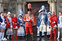 Rosenmontag 2024-02-12 017  Rosenmontag - Wecken, Rathaus, Zug, Abschied - Er war gekommen, der 12. Februar, letzter Tag der Prinzencrew 2024. In der Früh wird Prinz Matthias I., mit Böllerschüssen, vor dem WYNDHAM Hotel Duisburger Hof geweckt. Dann die Machtübernahme im Rathaus und OB Sören Link bittet zum Prinzenfrühstück. Prinz und Höfmarschälle erhalten „den STERN“ der ihren Namen trägt. Nun zum Innenhafen, wo auch in diesem Jahr der Rosenmontagszug startet. Ende im König-Pilsener-Festzelt, „Am Güterbahnhof“. Dann kommt er, der letzte Auftritt von uns, unter tosendem Applaus der anwesenden Narren. Danach danach die Verabschiedung ins „normale“ Leben.