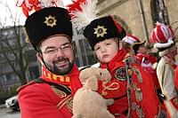 Rosenmontag 2024-02-12 018  Rosenmontag - Wecken, Rathaus, Zug, Abschied - Er war gekommen, der 12. Februar, letzter Tag der Prinzencrew 2024. In der Früh wird Prinz Matthias I., mit Böllerschüssen, vor dem WYNDHAM Hotel Duisburger Hof geweckt. Dann die Machtübernahme im Rathaus und OB Sören Link bittet zum Prinzenfrühstück. Prinz und Höfmarschälle erhalten „den STERN“ der ihren Namen trägt. Nun zum Innenhafen, wo auch in diesem Jahr der Rosenmontagszug startet. Ende im König-Pilsener-Festzelt, „Am Güterbahnhof“. Dann kommt er, der letzte Auftritt von uns, unter tosendem Applaus der anwesenden Narren. Danach danach die Verabschiedung ins „normale“ Leben.