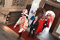 Rosenmontag 2024-02-12 020  Rosenmontag - Wecken, Rathaus, Zug, Abschied - Er war gekommen, der 12. Februar, letzter Tag der Prinzencrew 2024. In der Früh wird Prinz Matthias I., mit Böllerschüssen, vor dem WYNDHAM Hotel Duisburger Hof geweckt. Dann die Machtübernahme im Rathaus und OB Sören Link bittet zum Prinzenfrühstück. Prinz und Höfmarschälle erhalten „den STERN“ der ihren Namen trägt. Nun zum Innenhafen, wo auch in diesem Jahr der Rosenmontagszug startet. Ende im König-Pilsener-Festzelt, „Am Güterbahnhof“. Dann kommt er, der letzte Auftritt von uns, unter tosendem Applaus der anwesenden Narren. Danach danach die Verabschiedung ins „normale“ Leben.