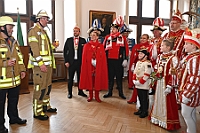 Rosenmontag 2024-02-12 021  Rosenmontag - Wecken, Rathaus, Zug, Abschied - Er war gekommen, der 12. Februar, letzter Tag der Prinzencrew 2024. In der Früh wird Prinz Matthias I., mit Böllerschüssen, vor dem WYNDHAM Hotel Duisburger Hof geweckt. Dann die Machtübernahme im Rathaus und OB Sören Link bittet zum Prinzenfrühstück. Prinz und Höfmarschälle erhalten „den STERN“ der ihren Namen trägt. Nun zum Innenhafen, wo auch in diesem Jahr der Rosenmontagszug startet. Ende im König-Pilsener-Festzelt, „Am Güterbahnhof“. Dann kommt er, der letzte Auftritt von uns, unter tosendem Applaus der anwesenden Narren. Danach danach die Verabschiedung ins „normale“ Leben.