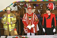 Rosenmontag 2024-02-12 024  Rosenmontag - Wecken, Rathaus, Zug, Abschied - Er war gekommen, der 12. Februar, letzter Tag der Prinzencrew 2024. In der Früh wird Prinz Matthias I., mit Böllerschüssen, vor dem WYNDHAM Hotel Duisburger Hof geweckt. Dann die Machtübernahme im Rathaus und OB Sören Link bittet zum Prinzenfrühstück. Prinz und Höfmarschälle erhalten „den STERN“ der ihren Namen trägt. Nun zum Innenhafen, wo auch in diesem Jahr der Rosenmontagszug startet. Ende im König-Pilsener-Festzelt, „Am Güterbahnhof“. Dann kommt er, der letzte Auftritt von uns, unter tosendem Applaus der anwesenden Narren. Danach danach die Verabschiedung ins „normale“ Leben.