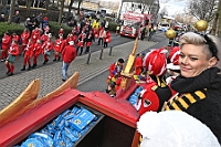 Rosenmontag 2024-02-12 057  Rosenmontag - Wecken, Rathaus, Zug, Abschied - Er war gekommen, der 12. Februar, letzter Tag der Prinzencrew 2024. In der Früh wird Prinz Matthias I., mit Böllerschüssen, vor dem WYNDHAM Hotel Duisburger Hof geweckt. Dann die Machtübernahme im Rathaus und OB Sören Link bittet zum Prinzenfrühstück. Prinz und Höfmarschälle erhalten „den STERN“ der ihren Namen trägt. Nun zum Innenhafen, wo auch in diesem Jahr der Rosenmontagszug startet. Ende im König-Pilsener-Festzelt, „Am Güterbahnhof“. Dann kommt er, der letzte Auftritt von uns, unter tosendem Applaus der anwesenden Narren. Danach danach die Verabschiedung ins „normale“ Leben.