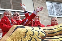 Rosenmontag 2024-02-12 059  Rosenmontag - Wecken, Rathaus, Zug, Abschied - Er war gekommen, der 12. Februar, letzter Tag der Prinzencrew 2024. In der Früh wird Prinz Matthias I., mit Böllerschüssen, vor dem WYNDHAM Hotel Duisburger Hof geweckt. Dann die Machtübernahme im Rathaus und OB Sören Link bittet zum Prinzenfrühstück. Prinz und Höfmarschälle erhalten „den STERN“ der ihren Namen trägt. Nun zum Innenhafen, wo auch in diesem Jahr der Rosenmontagszug startet. Ende im König-Pilsener-Festzelt, „Am Güterbahnhof“. Dann kommt er, der letzte Auftritt von uns, unter tosendem Applaus der anwesenden Narren. Danach danach die Verabschiedung ins „normale“ Leben.