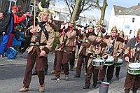 Rosenmontag 2024-02-12 061  Rosenmontag - Wecken, Rathaus, Zug, Abschied - Er war gekommen, der 12. Februar, letzter Tag der Prinzencrew 2024. In der Früh wird Prinz Matthias I., mit Böllerschüssen, vor dem WYNDHAM Hotel Duisburger Hof geweckt. Dann die Machtübernahme im Rathaus und OB Sören Link bittet zum Prinzenfrühstück. Prinz und Höfmarschälle erhalten „den STERN“ der ihren Namen trägt. Nun zum Innenhafen, wo auch in diesem Jahr der Rosenmontagszug startet. Ende im König-Pilsener-Festzelt, „Am Güterbahnhof“. Dann kommt er, der letzte Auftritt von uns, unter tosendem Applaus der anwesenden Narren. Danach danach die Verabschiedung ins „normale“ Leben.