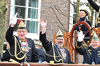 Rosenmontag 2024-02-12 073  Rosenmontag - Wecken, Rathaus, Zug, Abschied - Er war gekommen, der 12. Februar, letzter Tag der Prinzencrew 2024. In der Früh wird Prinz Matthias I., mit Böllerschüssen, vor dem WYNDHAM Hotel Duisburger Hof geweckt. Dann die Machtübernahme im Rathaus und OB Sören Link bittet zum Prinzenfrühstück. Prinz und Höfmarschälle erhalten „den STERN“ der ihren Namen trägt. Nun zum Innenhafen, wo auch in diesem Jahr der Rosenmontagszug startet. Ende im König-Pilsener-Festzelt, „Am Güterbahnhof“. Dann kommt er, der letzte Auftritt von uns, unter tosendem Applaus der anwesenden Narren. Danach danach die Verabschiedung ins „normale“ Leben.