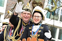 Rosenmontag 2024-02-12 074  Rosenmontag - Wecken, Rathaus, Zug, Abschied - Er war gekommen, der 12. Februar, letzter Tag der Prinzencrew 2024. In der Früh wird Prinz Matthias I., mit Böllerschüssen, vor dem WYNDHAM Hotel Duisburger Hof geweckt. Dann die Machtübernahme im Rathaus und OB Sören Link bittet zum Prinzenfrühstück. Prinz und Höfmarschälle erhalten „den STERN“ der ihren Namen trägt. Nun zum Innenhafen, wo auch in diesem Jahr der Rosenmontagszug startet. Ende im König-Pilsener-Festzelt, „Am Güterbahnhof“. Dann kommt er, der letzte Auftritt von uns, unter tosendem Applaus der anwesenden Narren. Danach danach die Verabschiedung ins „normale“ Leben.