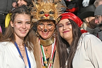 Rosenmontag 2024-02-12 081  Rosenmontag - Wecken, Rathaus, Zug, Abschied - Er war gekommen, der 12. Februar, letzter Tag der Prinzencrew 2024. In der Früh wird Prinz Matthias I., mit Böllerschüssen, vor dem WYNDHAM Hotel Duisburger Hof geweckt. Dann die Machtübernahme im Rathaus und OB Sören Link bittet zum Prinzenfrühstück. Prinz und Höfmarschälle erhalten „den STERN“ der ihren Namen trägt. Nun zum Innenhafen, wo auch in diesem Jahr der Rosenmontagszug startet. Ende im König-Pilsener-Festzelt, „Am Güterbahnhof“. Dann kommt er, der letzte Auftritt von uns, unter tosendem Applaus der anwesenden Narren. Danach danach die Verabschiedung ins „normale“ Leben.