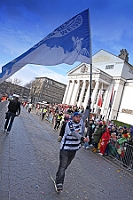 Rosenmontag 2024-02-12 083  Rosenmontag - Wecken, Rathaus, Zug, Abschied - Er war gekommen, der 12. Februar, letzter Tag der Prinzencrew 2024. In der Früh wird Prinz Matthias I., mit Böllerschüssen, vor dem WYNDHAM Hotel Duisburger Hof geweckt. Dann die Machtübernahme im Rathaus und OB Sören Link bittet zum Prinzenfrühstück. Prinz und Höfmarschälle erhalten „den STERN“ der ihren Namen trägt. Nun zum Innenhafen, wo auch in diesem Jahr der Rosenmontagszug startet. Ende im König-Pilsener-Festzelt, „Am Güterbahnhof“. Dann kommt er, der letzte Auftritt von uns, unter tosendem Applaus der anwesenden Narren. Danach danach die Verabschiedung ins „normale“ Leben.