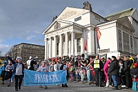 Rosenmontag 2024-02-12 096  Rosenmontag - Wecken, Rathaus, Zug, Abschied - Er war gekommen, der 12. Februar, letzter Tag der Prinzencrew 2024. In der Früh wird Prinz Matthias I., mit Böllerschüssen, vor dem WYNDHAM Hotel Duisburger Hof geweckt. Dann die Machtübernahme im Rathaus und OB Sören Link bittet zum Prinzenfrühstück. Prinz und Höfmarschälle erhalten „den STERN“ der ihren Namen trägt. Nun zum Innenhafen, wo auch in diesem Jahr der Rosenmontagszug startet. Ende im König-Pilsener-Festzelt, „Am Güterbahnhof“. Dann kommt er, der letzte Auftritt von uns, unter tosendem Applaus der anwesenden Narren. Danach danach die Verabschiedung ins „normale“ Leben.