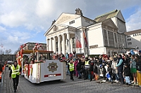 Rosenmontag 2024-02-12 099  Rosenmontag - Wecken, Rathaus, Zug, Abschied - Er war gekommen, der 12. Februar, letzter Tag der Prinzencrew 2024. In der Früh wird Prinz Matthias I., mit Böllerschüssen, vor dem WYNDHAM Hotel Duisburger Hof geweckt. Dann die Machtübernahme im Rathaus und OB Sören Link bittet zum Prinzenfrühstück. Prinz und Höfmarschälle erhalten „den STERN“ der ihren Namen trägt. Nun zum Innenhafen, wo auch in diesem Jahr der Rosenmontagszug startet. Ende im König-Pilsener-Festzelt, „Am Güterbahnhof“. Dann kommt er, der letzte Auftritt von uns, unter tosendem Applaus der anwesenden Narren. Danach danach die Verabschiedung ins „normale“ Leben.