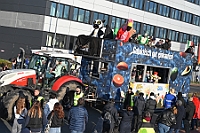 Rosenmontag 2024-02-12 111  Rosenmontag - Wecken, Rathaus, Zug, Abschied - Er war gekommen, der 12. Februar, letzter Tag der Prinzencrew 2024. In der Früh wird Prinz Matthias I., mit Böllerschüssen, vor dem WYNDHAM Hotel Duisburger Hof geweckt. Dann die Machtübernahme im Rathaus und OB Sören Link bittet zum Prinzenfrühstück. Prinz und Höfmarschälle erhalten „den STERN“ der ihren Namen trägt. Nun zum Innenhafen, wo auch in diesem Jahr der Rosenmontagszug startet. Ende im König-Pilsener-Festzelt, „Am Güterbahnhof“. Dann kommt er, der letzte Auftritt von uns, unter tosendem Applaus der anwesenden Narren. Danach danach die Verabschiedung ins „normale“ Leben.