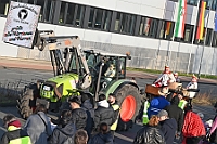 Rosenmontag 2024-02-12 114  Rosenmontag - Wecken, Rathaus, Zug, Abschied - Er war gekommen, der 12. Februar, letzter Tag der Prinzencrew 2024. In der Früh wird Prinz Matthias I., mit Böllerschüssen, vor dem WYNDHAM Hotel Duisburger Hof geweckt. Dann die Machtübernahme im Rathaus und OB Sören Link bittet zum Prinzenfrühstück. Prinz und Höfmarschälle erhalten „den STERN“ der ihren Namen trägt. Nun zum Innenhafen, wo auch in diesem Jahr der Rosenmontagszug startet. Ende im König-Pilsener-Festzelt, „Am Güterbahnhof“. Dann kommt er, der letzte Auftritt von uns, unter tosendem Applaus der anwesenden Narren. Danach danach die Verabschiedung ins „normale“ Leben.