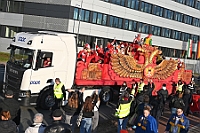 Rosenmontag 2024-02-12 115  Rosenmontag - Wecken, Rathaus, Zug, Abschied - Er war gekommen, der 12. Februar, letzter Tag der Prinzencrew 2024. In der Früh wird Prinz Matthias I., mit Böllerschüssen, vor dem WYNDHAM Hotel Duisburger Hof geweckt. Dann die Machtübernahme im Rathaus und OB Sören Link bittet zum Prinzenfrühstück. Prinz und Höfmarschälle erhalten „den STERN“ der ihren Namen trägt. Nun zum Innenhafen, wo auch in diesem Jahr der Rosenmontagszug startet. Ende im König-Pilsener-Festzelt, „Am Güterbahnhof“. Dann kommt er, der letzte Auftritt von uns, unter tosendem Applaus der anwesenden Narren. Danach danach die Verabschiedung ins „normale“ Leben.