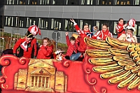 Rosenmontag 2024-02-12 116  Rosenmontag - Wecken, Rathaus, Zug, Abschied - Er war gekommen, der 12. Februar, letzter Tag der Prinzencrew 2024. In der Früh wird Prinz Matthias I., mit Böllerschüssen, vor dem WYNDHAM Hotel Duisburger Hof geweckt. Dann die Machtübernahme im Rathaus und OB Sören Link bittet zum Prinzenfrühstück. Prinz und Höfmarschälle erhalten „den STERN“ der ihren Namen trägt. Nun zum Innenhafen, wo auch in diesem Jahr der Rosenmontagszug startet. Ende im König-Pilsener-Festzelt, „Am Güterbahnhof“. Dann kommt er, der letzte Auftritt von uns, unter tosendem Applaus der anwesenden Narren. Danach danach die Verabschiedung ins „normale“ Leben.