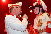 Rosenmontag 2024-02-12 129  Rosenmontag - Wecken, Rathaus, Zug, Abschied - Er war gekommen, der 12. Februar, letzter Tag der Prinzencrew 2024. In der Früh wird Prinz Matthias I., mit Böllerschüssen, vor dem WYNDHAM Hotel Duisburger Hof geweckt. Dann die Machtübernahme im Rathaus und OB Sören Link bittet zum Prinzenfrühstück. Prinz und Höfmarschälle erhalten „den STERN“ der ihren Namen trägt. Nun zum Innenhafen, wo auch in diesem Jahr der Rosenmontagszug startet. Ende im König-Pilsener-Festzelt, „Am Güterbahnhof“. Dann kommt er, der letzte Auftritt von uns, unter tosendem Applaus der anwesenden Narren. Danach danach die Verabschiedung ins „normale“ Leben.