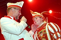 Rosenmontag 2024-02-12 130  Rosenmontag - Wecken, Rathaus, Zug, Abschied - Er war gekommen, der 12. Februar, letzter Tag der Prinzencrew 2024. In der Früh wird Prinz Matthias I., mit Böllerschüssen, vor dem WYNDHAM Hotel Duisburger Hof geweckt. Dann die Machtübernahme im Rathaus und OB Sören Link bittet zum Prinzenfrühstück. Prinz und Höfmarschälle erhalten „den STERN“ der ihren Namen trägt. Nun zum Innenhafen, wo auch in diesem Jahr der Rosenmontagszug startet. Ende im König-Pilsener-Festzelt, „Am Güterbahnhof“. Dann kommt er, der letzte Auftritt von uns, unter tosendem Applaus der anwesenden Narren. Danach danach die Verabschiedung ins „normale“ Leben.