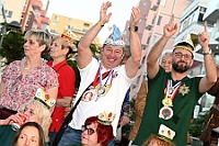 Teneriffa 2024-FEB 147  Zum guten Schluss.. - CARNAVAL - PUERTO DE LA CRUZ. Farbenprächtiger Ausklang einer kurzen, sensationellen Session 2023 / 2024 auf Teneriffa. : DVPJ, Matthias I, Leonardo I., Prinz Karneval, Prinz, Prinzessin Milen aI., Hofmarschälle, Pagen, Paginnen, HDK, Duisburg, Karneval, Helau, Tollität, Event, Session 2023, Session 2024, HDK, Duisburg, Hauptausschuss