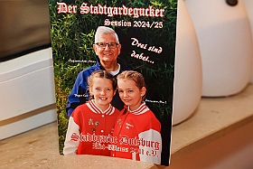 Ordenssoiree stadtgar 2025-01-03 01  Ordenssoiree - Am Freitag dem 3. Januar 2025 hatte die Stadtgarde Duisburg Rot-Weiss zur Ordenssoiree geladen. Dort wurde stolz ihr erster Orden seit der Gründung 2011 präsentiert und verliehen. : DVPJ, Holger II, Phil II., Prinz Karneval, Prinz, Prinzessin Mia I., Hofmarschälle, Page, Pagen, Paginnen, HDK, Duisburg, Karneval, Helau, Tollität, Event, Session 2024, Session 2025, HDK Duisburg, Hauptausschuss, Hauptausschuss Karneval Duisburg, Duisburg ist echt