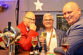 Ordenssoiree stadtgar 2025-01-03 16  Ordenssoiree - Am Freitag dem 3. Januar 2025 hatte die Stadtgarde Duisburg Rot-Weiss zur Ordenssoiree geladen. Dort wurde stolz ihr erster Orden seit der Gründung 2011 präsentiert und verliehen. : DVPJ, Holger II, Phil II., Prinz Karneval, Prinz, Prinzessin Mia I., Hofmarschälle, Page, Pagen, Paginnen, HDK, Duisburg, Karneval, Helau, Tollität, Event, Session 2024, Session 2025, HDK Duisburg, Hauptausschuss, Hauptausschuss Karneval Duisburg, Duisburg ist echt