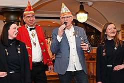 Senatorena RotFunken 2025-01-10 34  Senatorenabend - Am Freitag 10. Jan war 2025 sind wir der Einladung zum Senatorenabend der KG Roten Funken gefolgt. Ein schöner entspannender Abend im „Theodor König Keller“. : DVPJ, Holger II, Phil II., Prinz Karneval, Prinz, Prinzessin Mia I., Hofmarschälle, Page, Pagen, Paginnen, HDK, Duisburg, Karneval, Helau, Tollität, Event, Session 2024, Session 2025, HDK Duisburg, Hauptausschuss, Hauptausschuss Karneval Duisburg, Duisburg ist echt
