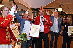 Senatorena RotFunken 2025-01-10 37  Senatorenabend - Am Freitag 10. Jan war 2025 sind wir der Einladung zum Senatorenabend der KG Roten Funken gefolgt. Ein schöner entspannender Abend im „Theodor König Keller“. : DVPJ, Holger II, Phil II., Prinz Karneval, Prinz, Prinzessin Mia I., Hofmarschälle, Page, Pagen, Paginnen, HDK, Duisburg, Karneval, Helau, Tollität, Event, Session 2024, Session 2025, HDK Duisburg, Hauptausschuss, Hauptausschuss Karneval Duisburg, Duisburg ist echt
