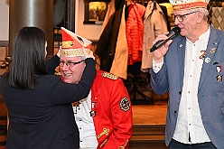 Senatorena RotFunken 2025-01-10 43  Senatorenabend - Am Freitag 10. Jan war 2025 sind wir der Einladung zum Senatorenabend der KG Roten Funken gefolgt. Ein schöner entspannender Abend im „Theodor König Keller“. : DVPJ, Holger II, Phil II., Prinz Karneval, Prinz, Prinzessin Mia I., Hofmarschälle, Page, Pagen, Paginnen, HDK, Duisburg, Karneval, Helau, Tollität, Event, Session 2024, Session 2025, HDK Duisburg, Hauptausschuss, Hauptausschuss Karneval Duisburg, Duisburg ist echt