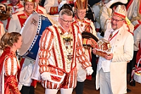 Kuerung 2025-01-18 042  Endlich Prinz Holger II. - Am Samstag 18. Januar 2025 war es endlich soweit. Kürung se. Tollität Prinz Holger II. Mit einem Gala-Abend in der ausverkauften Mercatorhalle in Duisburg. Ein stimmungsvoller Abend mit Show, Musik und Tanz.  Vorab präsentierte sich die Prinzencrew 2025 im WYNDHAM Hotel Duisburger Hof der Leibgarde se. Tollität, die Prinzengarde der Stadt Duisburg. : DVPJ, Holger II, Phil II., Prinz Karneval, Prinz, Prinzessin Mia I., Hofmarschälle, Page, Pagen, Paginnen, HDK, Duisburg, Karneval, Helau, Tollität, Event, Session 2024, Session 2025, HDK Duisburg, Hauptausschuss, Hauptausschuss Karneval Duisburg, Duisburg ist echt