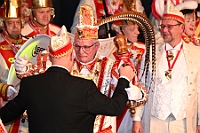 Kuerung 2025-01-18 046  Endlich Prinz Holger II. - Am Samstag 18. Januar 2025 war es endlich soweit. Kürung se. Tollität Prinz Holger II. Mit einem Gala-Abend in der ausverkauften Mercatorhalle in Duisburg. Ein stimmungsvoller Abend mit Show, Musik und Tanz.  Vorab präsentierte sich die Prinzencrew 2025 im WYNDHAM Hotel Duisburger Hof der Leibgarde se. Tollität, die Prinzengarde der Stadt Duisburg. : DVPJ, Holger II, Phil II., Prinz Karneval, Prinz, Prinzessin Mia I., Hofmarschälle, Page, Pagen, Paginnen, HDK, Duisburg, Karneval, Helau, Tollität, Event, Session 2024, Session 2025, HDK Duisburg, Hauptausschuss, Hauptausschuss Karneval Duisburg, Duisburg ist echt