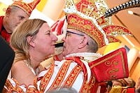 Kuerung 2025-01-18 114  Endlich Prinz Holger II. - Am Samstag 18. Januar 2025 war es endlich soweit. Kürung se. Tollität Prinz Holger II. Mit einem Gala-Abend in der ausverkauften Mercatorhalle in Duisburg. Ein stimmungsvoller Abend mit Show, Musik und Tanz.  Vorab präsentierte sich die Prinzencrew 2025 im WYNDHAM Hotel Duisburger Hof der Leibgarde se. Tollität, die Prinzengarde der Stadt Duisburg. : DVPJ, Holger II, Phil II., Prinz Karneval, Prinz, Prinzessin Mia I., Hofmarschälle, Page, Pagen, Paginnen, HDK, Duisburg, Karneval, Helau, Tollität, Event, Session 2024, Session 2025, HDK Duisburg, Hauptausschuss, Hauptausschuss Karneval Duisburg, Duisburg ist echt