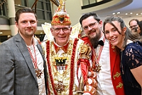 Kuerung 2025-01-18 117  Endlich Prinz Holger II. - Am Samstag 18. Januar 2025 war es endlich soweit. Kürung se. Tollität Prinz Holger II. Mit einem Gala-Abend in der ausverkauften Mercatorhalle in Duisburg. Ein stimmungsvoller Abend mit Show, Musik und Tanz.  Vorab präsentierte sich die Prinzencrew 2025 im WYNDHAM Hotel Duisburger Hof der Leibgarde se. Tollität, die Prinzengarde der Stadt Duisburg. : DVPJ, Holger II, Phil II., Prinz Karneval, Prinz, Prinzessin Mia I., Hofmarschälle, Page, Pagen, Paginnen, HDK, Duisburg, Karneval, Helau, Tollität, Event, Session 2024, Session 2025, HDK Duisburg, Hauptausschuss, Hauptausschuss Karneval Duisburg, Duisburg ist echt