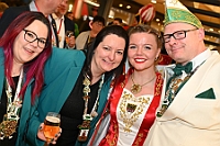 Kuerung 2025-01-18 120  Endlich Prinz Holger II. - Am Samstag 18. Januar 2025 war es endlich soweit. Kürung se. Tollität Prinz Holger II. Mit einem Gala-Abend in der ausverkauften Mercatorhalle in Duisburg. Ein stimmungsvoller Abend mit Show, Musik und Tanz.  Vorab präsentierte sich die Prinzencrew 2025 im WYNDHAM Hotel Duisburger Hof der Leibgarde se. Tollität, die Prinzengarde der Stadt Duisburg. : DVPJ, Holger II, Phil II., Prinz Karneval, Prinz, Prinzessin Mia I., Hofmarschälle, Page, Pagen, Paginnen, HDK, Duisburg, Karneval, Helau, Tollität, Event, Session 2024, Session 2025, HDK Duisburg, Hauptausschuss, Hauptausschuss Karneval Duisburg, Duisburg ist echt
