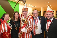Kuerung 2025-01-18 134  Endlich Prinz Holger II. - Am Samstag 18. Januar 2025 war es endlich soweit. Kürung se. Tollität Prinz Holger II. Mit einem Gala-Abend in der ausverkauften Mercatorhalle in Duisburg. Ein stimmungsvoller Abend mit Show, Musik und Tanz.  Vorab präsentierte sich die Prinzencrew 2025 im WYNDHAM Hotel Duisburger Hof der Leibgarde se. Tollität, die Prinzengarde der Stadt Duisburg. : DVPJ, Holger II, Phil II., Prinz Karneval, Prinz, Prinzessin Mia I., Hofmarschälle, Page, Pagen, Paginnen, HDK, Duisburg, Karneval, Helau, Tollität, Event, Session 2024, Session 2025, HDK Duisburg, Hauptausschuss, Hauptausschuss Karneval Duisburg, Duisburg ist echt