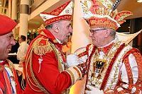 Kuerung 2025-01-18 144  Endlich Prinz Holger II. - Am Samstag 18. Januar 2025 war es endlich soweit. Kürung se. Tollität Prinz Holger II. Mit einem Gala-Abend in der ausverkauften Mercatorhalle in Duisburg. Ein stimmungsvoller Abend mit Show, Musik und Tanz.  Vorab präsentierte sich die Prinzencrew 2025 im WYNDHAM Hotel Duisburger Hof der Leibgarde se. Tollität, die Prinzengarde der Stadt Duisburg. : DVPJ, Holger II, Phil II., Prinz Karneval, Prinz, Prinzessin Mia I., Hofmarschälle, Page, Pagen, Paginnen, HDK, Duisburg, Karneval, Helau, Tollität, Event, Session 2024, Session 2025, HDK Duisburg, Hauptausschuss, Hauptausschuss Karneval Duisburg, Duisburg ist echt