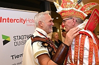 Kuerung 2025-01-18 152  Endlich Prinz Holger II. - Am Samstag 18. Januar 2025 war es endlich soweit. Kürung se. Tollität Prinz Holger II. Mit einem Gala-Abend in der ausverkauften Mercatorhalle in Duisburg. Ein stimmungsvoller Abend mit Show, Musik und Tanz.  Vorab präsentierte sich die Prinzencrew 2025 im WYNDHAM Hotel Duisburger Hof der Leibgarde se. Tollität, die Prinzengarde der Stadt Duisburg. : DVPJ, Holger II, Phil II., Prinz Karneval, Prinz, Prinzessin Mia I., Hofmarschälle, Page, Pagen, Paginnen, HDK, Duisburg, Karneval, Helau, Tollität, Event, Session 2024, Session 2025, HDK Duisburg, Hauptausschuss, Hauptausschuss Karneval Duisburg, Duisburg ist echt