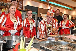 FRG 2025-02-12 04  Eine alte Tradition  - „Prinzenkochen“ bei Fran Schwarz, FRG. Ein nicht ganz vergessene Tradition lebt wieder auf. Der Prinz mit seiner Crew bekochen Freunde und Bekannte. : DVPJ, Holger II, Phil II., Prinz Karneval, Prinz, Prinzessin Mia I., Hofmarschälle, Page, Pagen, Paginnen, HDK, Duisburg, Karneval, Helau, Tollität, Event, Session 2024, Session 2025, HDK Duisburg, Hauptausschuss, Hauptausschuss Karneval Duisburg, Duisburg ist echt