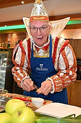 FRG 2025-02-12 07  Eine alte Tradition  - „Prinzenkochen“ bei Fran Schwarz, FRG. Ein nicht ganz vergessene Tradition lebt wieder auf. Der Prinz mit seiner Crew bekochen Freunde und Bekannte. : DVPJ, Holger II, Phil II., Prinz Karneval, Prinz, Prinzessin Mia I., Hofmarschälle, Page, Pagen, Paginnen, HDK, Duisburg, Karneval, Helau, Tollität, Event, Session 2024, Session 2025, HDK Duisburg, Hauptausschuss, Hauptausschuss Karneval Duisburg, Duisburg ist echt