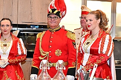 FRG 2025-02-12 09  Eine alte Tradition  - „Prinzenkochen“ bei Fran Schwarz, FRG. Ein nicht ganz vergessene Tradition lebt wieder auf. Der Prinz mit seiner Crew bekochen Freunde und Bekannte. : DVPJ, Holger II, Phil II., Prinz Karneval, Prinz, Prinzessin Mia I., Hofmarschälle, Page, Pagen, Paginnen, HDK, Duisburg, Karneval, Helau, Tollität, Event, Session 2024, Session 2025, HDK Duisburg, Hauptausschuss, Hauptausschuss Karneval Duisburg, Duisburg ist echt