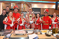 FRG 2025-02-12 12  Eine alte Tradition  - „Prinzenkochen“ bei Fran Schwarz, FRG. Ein nicht ganz vergessene Tradition lebt wieder auf. Der Prinz mit seiner Crew bekochen Freunde und Bekannte. : DVPJ, Holger II, Phil II., Prinz Karneval, Prinz, Prinzessin Mia I., Hofmarschälle, Page, Pagen, Paginnen, HDK, Duisburg, Karneval, Helau, Tollität, Event, Session 2024, Session 2025, HDK Duisburg, Hauptausschuss, Hauptausschuss Karneval Duisburg, Duisburg ist echt