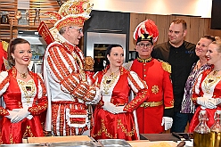 FRG 2025-02-12 13  Eine alte Tradition  - „Prinzenkochen“ bei Fran Schwarz, FRG. Ein nicht ganz vergessene Tradition lebt wieder auf. Der Prinz mit seiner Crew bekochen Freunde und Bekannte. : DVPJ, Holger II, Phil II., Prinz Karneval, Prinz, Prinzessin Mia I., Hofmarschälle, Page, Pagen, Paginnen, HDK, Duisburg, Karneval, Helau, Tollität, Event, Session 2024, Session 2025, HDK Duisburg, Hauptausschuss, Hauptausschuss Karneval Duisburg, Duisburg ist echt