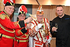 FRG 2025-02-12 15  Eine alte Tradition  - „Prinzenkochen“ bei Fran Schwarz, FRG. Ein nicht ganz vergessene Tradition lebt wieder auf. Der Prinz mit seiner Crew bekochen Freunde und Bekannte. : DVPJ, Holger II, Phil II., Prinz Karneval, Prinz, Prinzessin Mia I., Hofmarschälle, Page, Pagen, Paginnen, HDK, Duisburg, Karneval, Helau, Tollität, Event, Session 2024, Session 2025, HDK Duisburg, Hauptausschuss, Hauptausschuss Karneval Duisburg, Duisburg ist echt